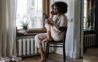 dame qui se maquille près d'un radiateur