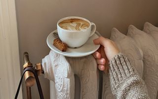 radiateur et tasse de cafe