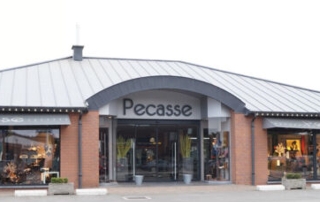 devanture du magasin de chaussures Pecasse