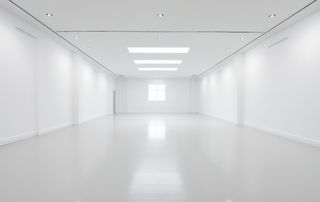 pièce blanche au plafond bas