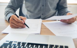 Personne signant des documents