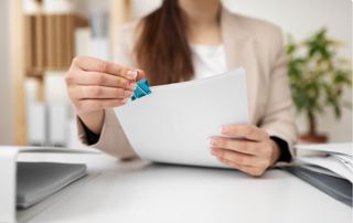 Professionnelle avec des documents