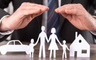 deux mains qui protègent une famille