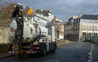 camion de débouchage sur la route