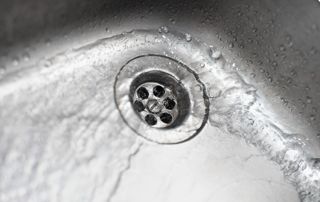 De l'eau s'écoule dans un évier