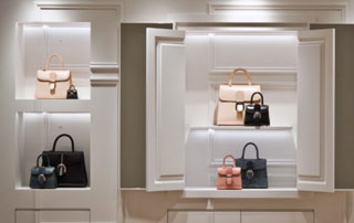 sacs exposés chez delvaux