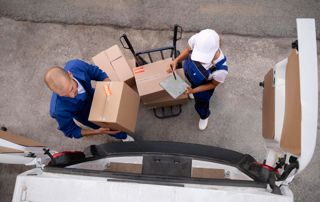 chargement camionnette par deux déménageurs