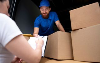 Déménageur dans un camion avec des cartons