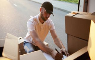 déménageur chargeant des cartons dans un camion