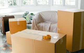 cartons fermés dans un salon
