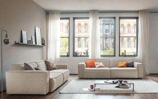 Deux canapés beige dans un salon