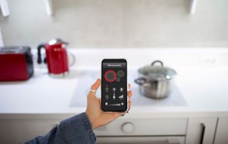 Domotique sur smartphone dans une cuisine