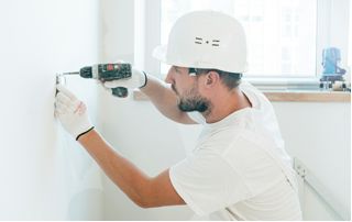 Électricien qui installe une prise