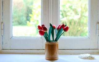 châssis en PVC avec vase de fleurs