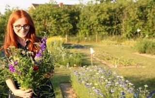 fleuriste dans un jardin