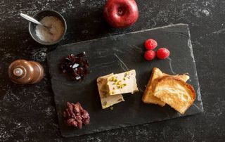 Plateau avec pain, foie gras et confiture d'oignon