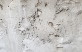 mur gris avec problèmes d'humidité