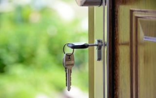 clé sur une porte d'entrée en bois