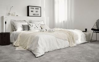 lit sur un tapis gris