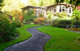 maisons avec grand jardin et allée pavée