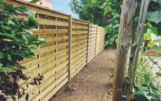 clôture en bois et travail de la terre