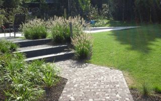 jardin avec piscine escaliers et allée