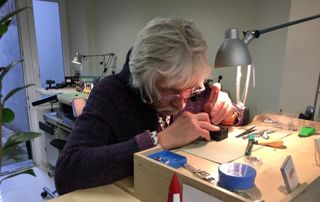 homme travaillant sur des bijoux à son atelier