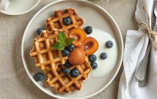 Assiette avec des gaufres et des fruits
