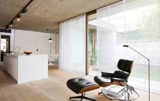 Cuisine avec voilages aux fenêtres