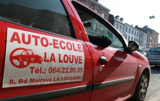 Voiture rouge avec informations La Louve