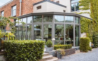 jolie véranda en bois sur jardin