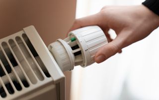 main allumant un radiateur