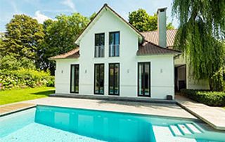 maison avec piscine extérieure