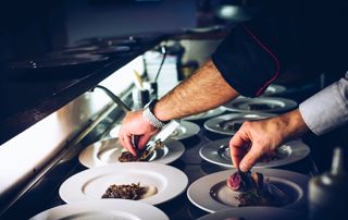 Préparation d'assiettes dans la cuisine d'un restaurant