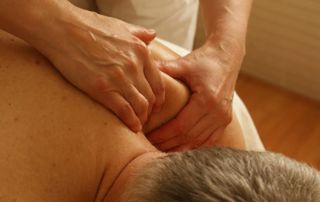Homme se faisant masser