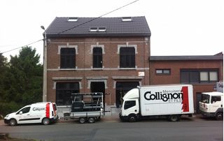 Camionnettes Collignon devant une maison