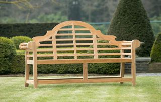 banc en teck dans jardin