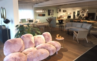 showroom de Vivre Contemporain avec plusieurs meubles (canapé rose, canapé gris, chaises, etc.)