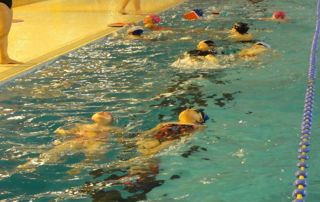 enfants en cours de natation