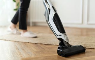 Aspirateur sur du parquet et un tapis