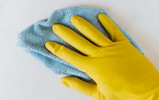nettoyage d'une surface avec des gants