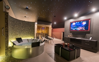 espace privatif avec sauna, jacuzzi et télévision
