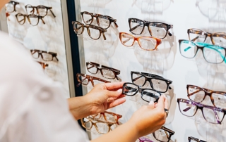 montures exposées dans un magasin d'optique