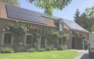 maison avec panneaux solaires photovoltaïques