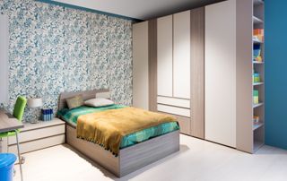 papier peint à motifs dans une chambre à coucher