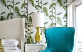 chambre avec papier peint motif végétal