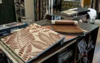 choix de papier peint en magasin