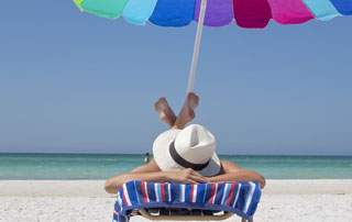 femme se prélassant sur la plage