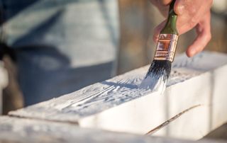Peinture blanche sur bois à l'extérieur