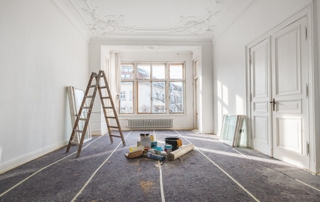 matériel de peinture dans une pièce blanche